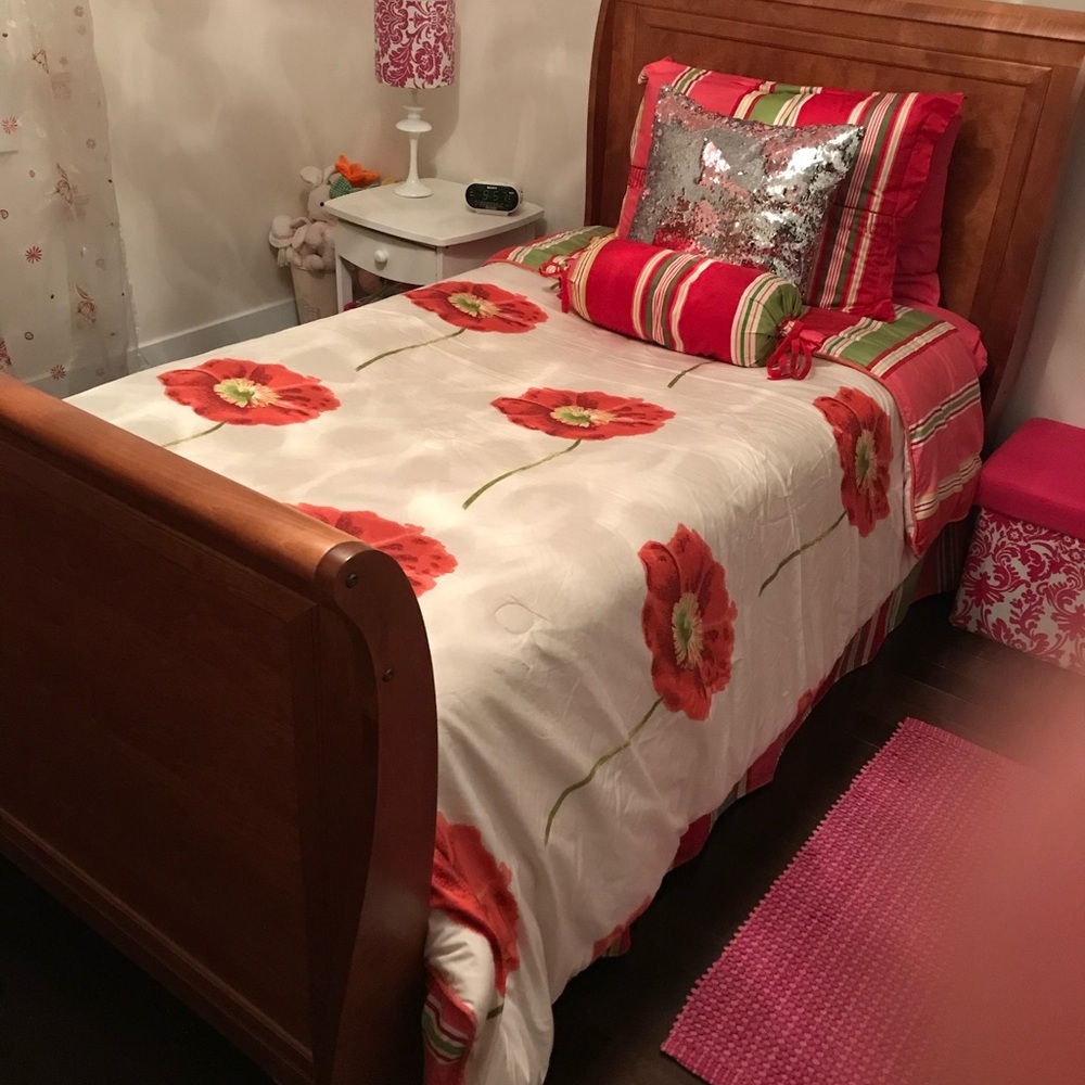 Nygard Collection Bold Floral Twin Size  Comforter Set worth 400$ reversible